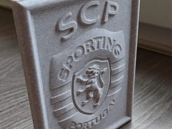Emblème sportif en relief encadré