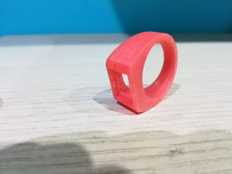 Simple ring with housing for jewellery with rectangular box