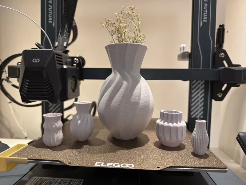 Curvy Spiral Vase w/ Thick Border