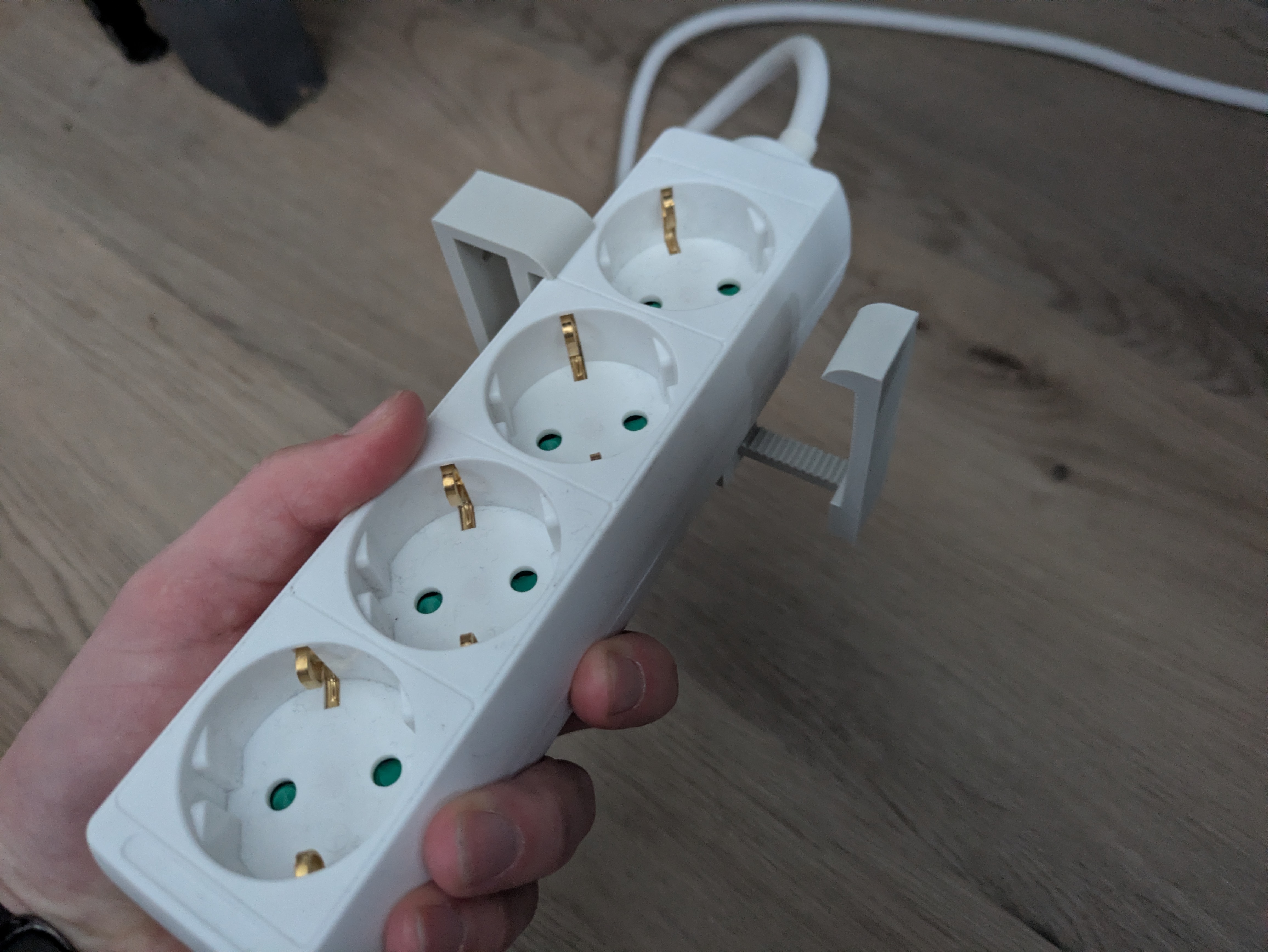 Miniatura 3 do modelo 3D Adjustable powerstrip holder 