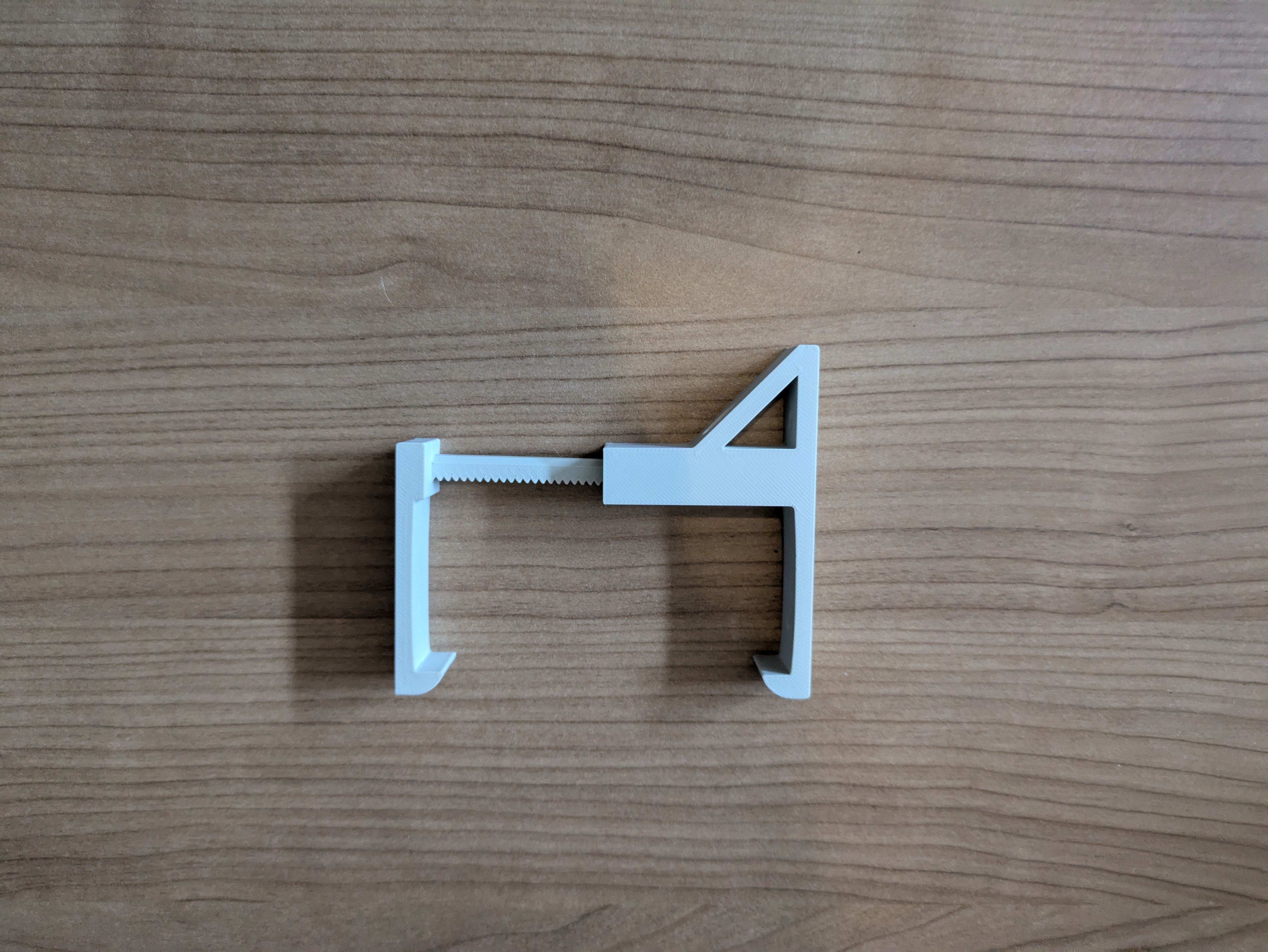 Miniatura 4 do modelo 3D Adjustable powerstrip holder 