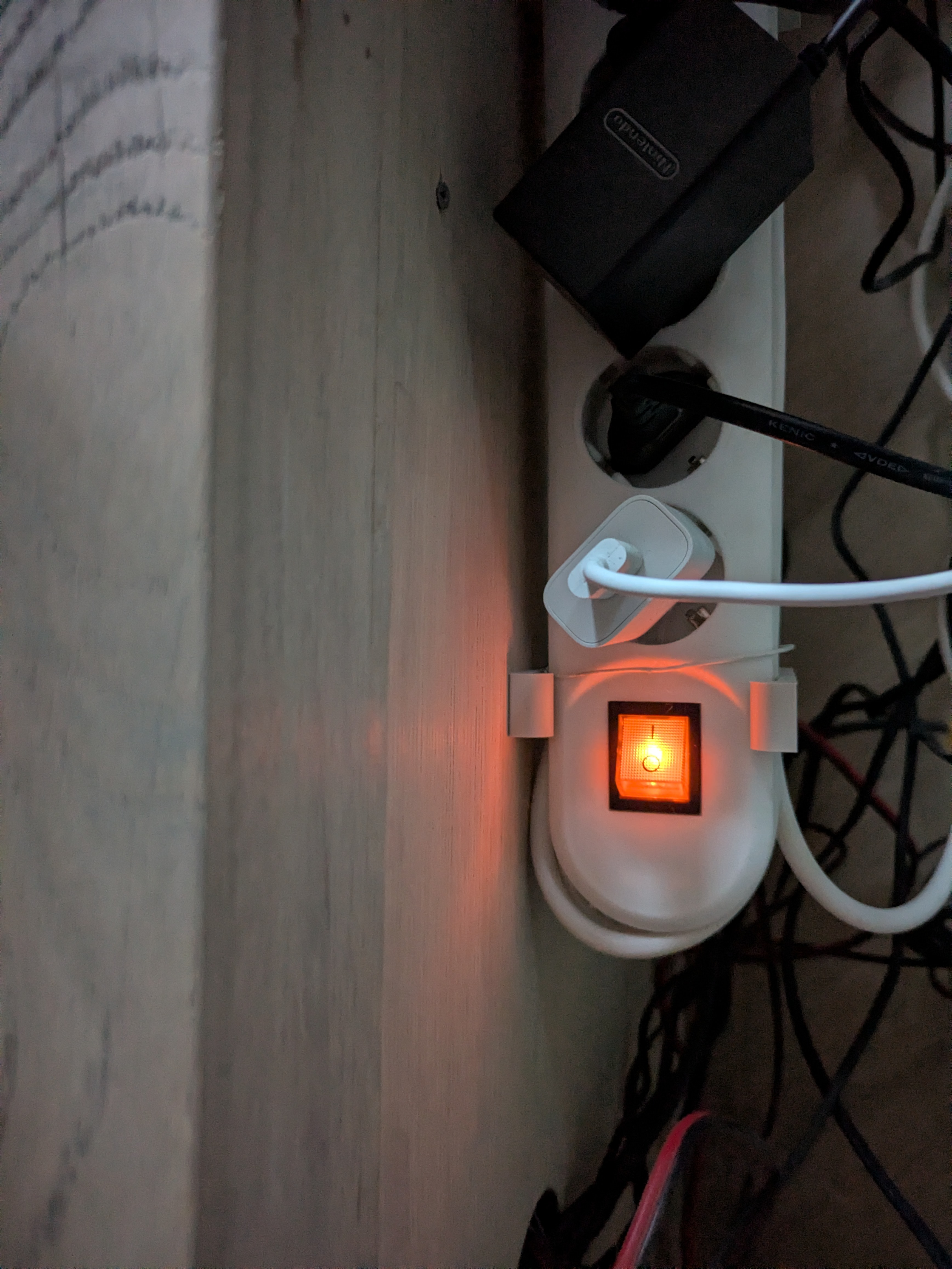 Miniatura 5 do modelo 3D Adjustable powerstrip holder 