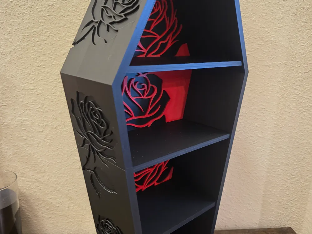 Caja o estuche: Rose Coffin Display Case. Referencia del modelo original.