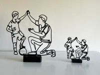 Sculpture filaire père et enfant au football — photo 1