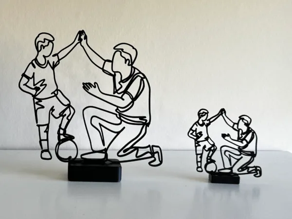 Sculpture filaire père et enfant au football