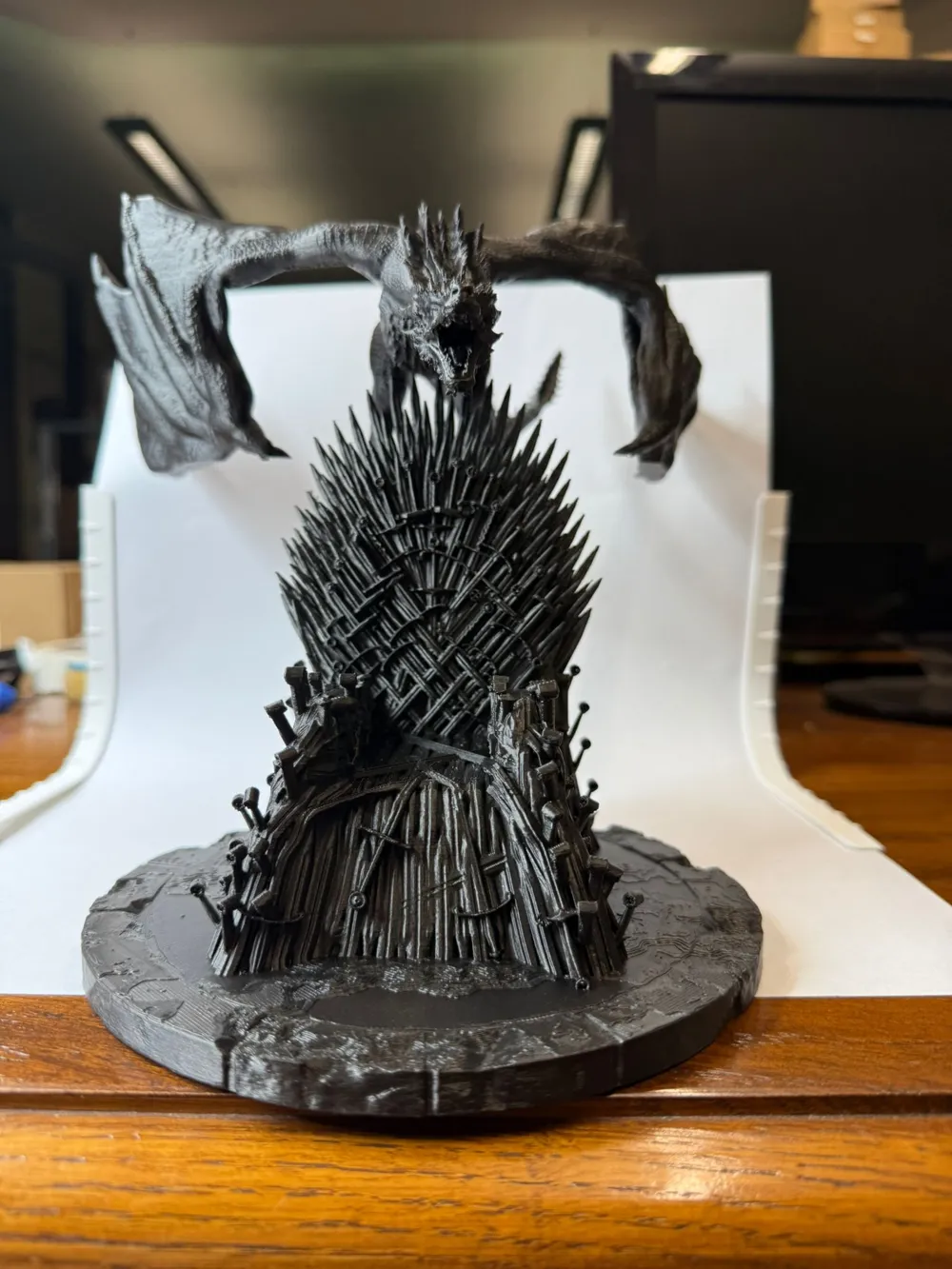 Statuetta da collezione con trono decorativo in pietra e figura di drago dal design speciale