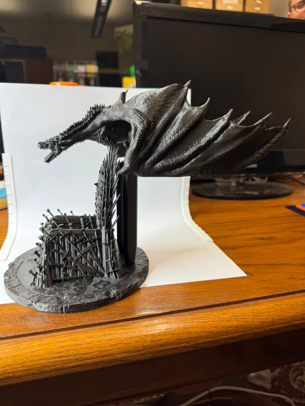 Statuetta da collezione con trono decorativo in pietra e figura di drago dal design speciale