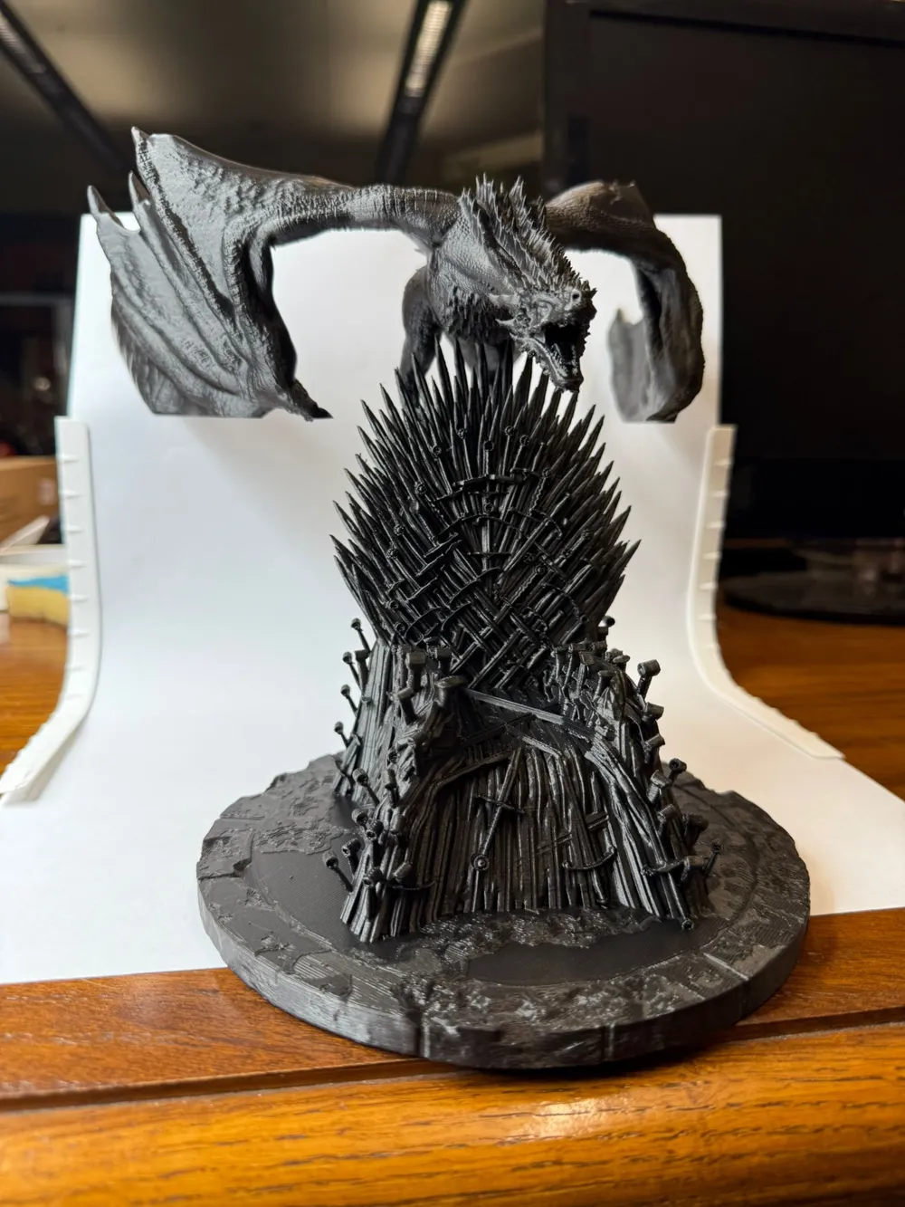 Statuetta da collezione con trono decorativo in pietra e figura di drago dal design speciale