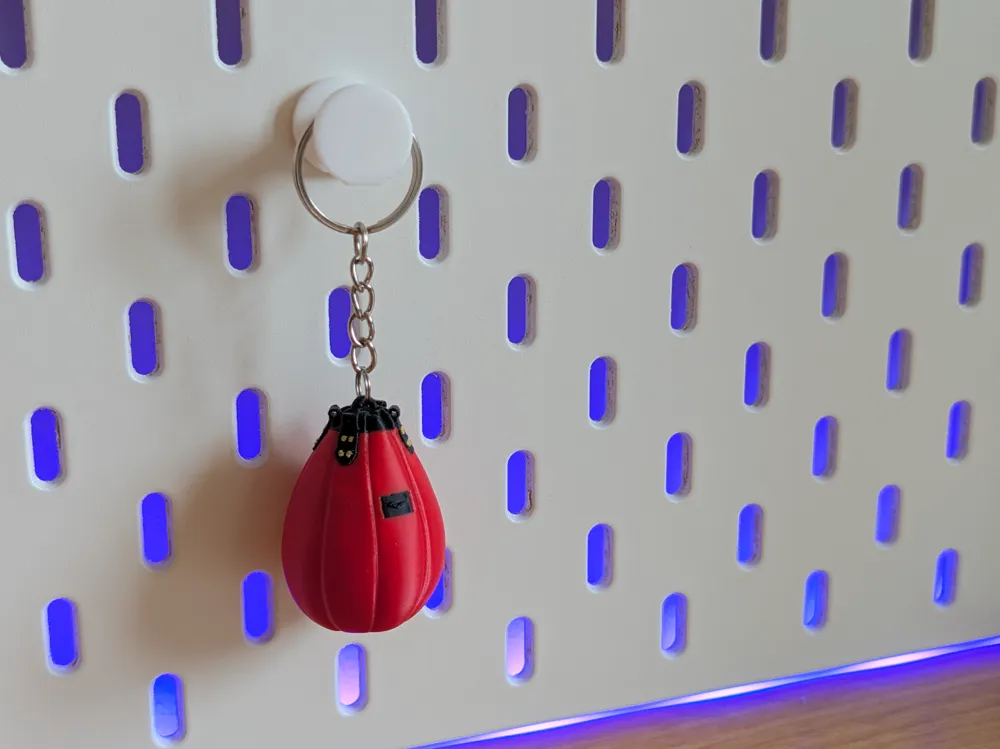 Llavero: Punching Bag Keychain. Referencia del modelo original.