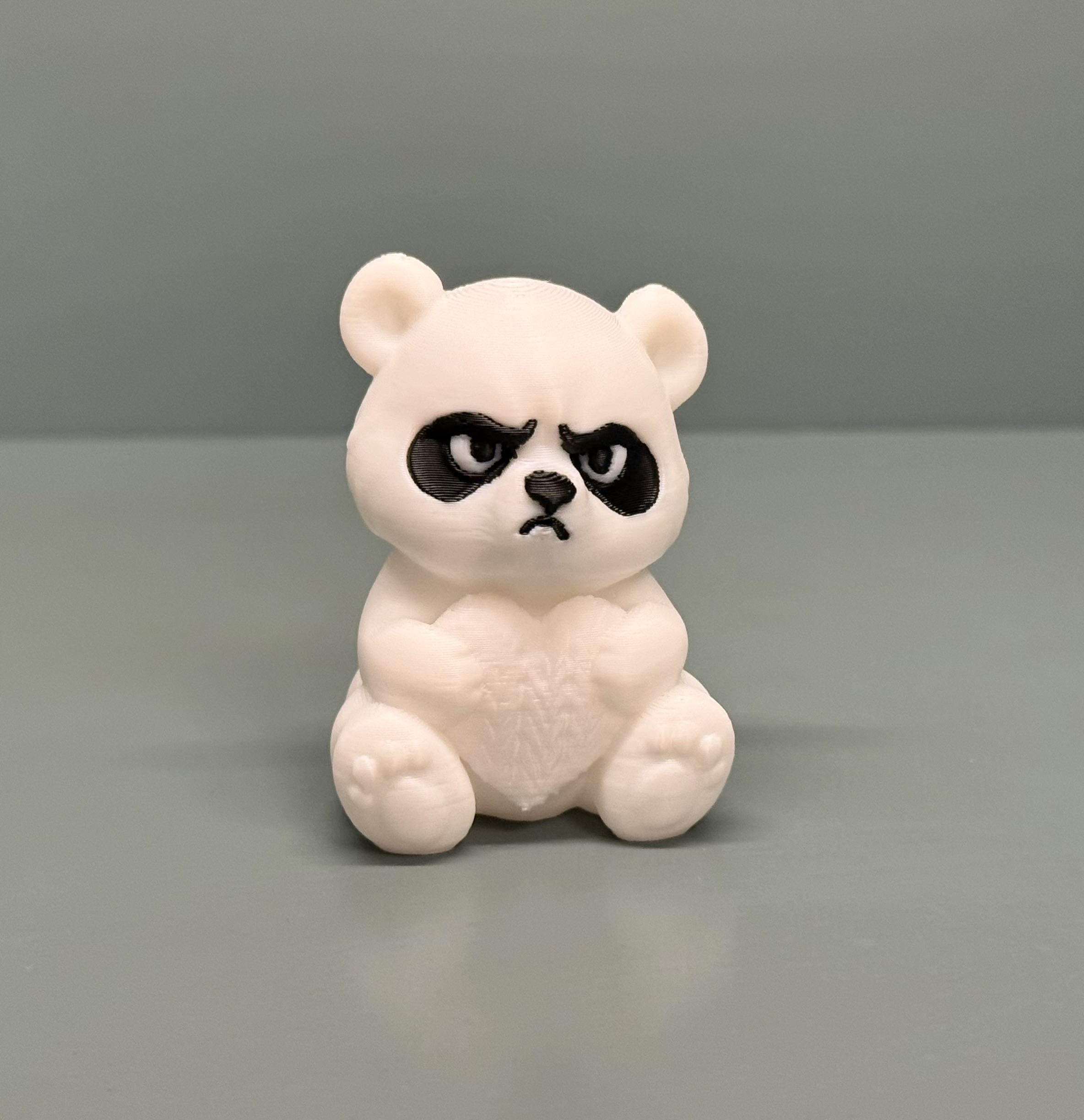 Miniatura 1 do modelo 3D Grumpy Valentine Panda with Knitted Heart 3D Print