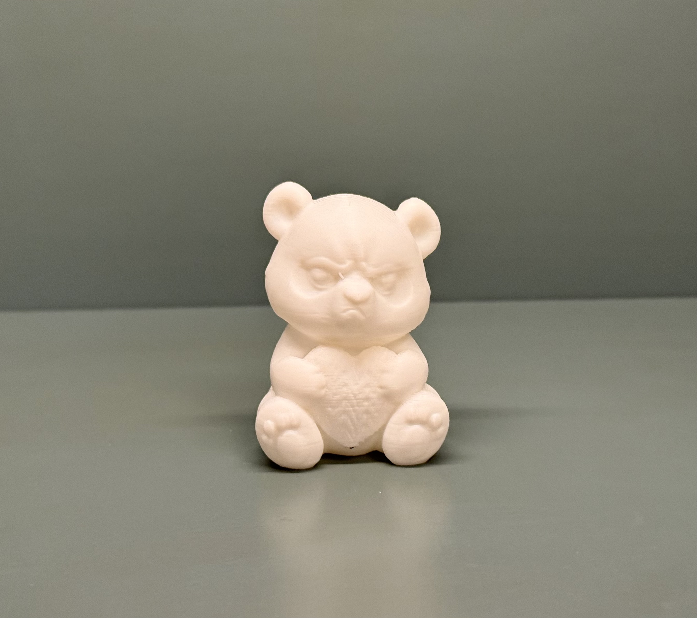 Miniatura 3 do modelo 3D Grumpy Valentine Panda with Knitted Heart 3D Print