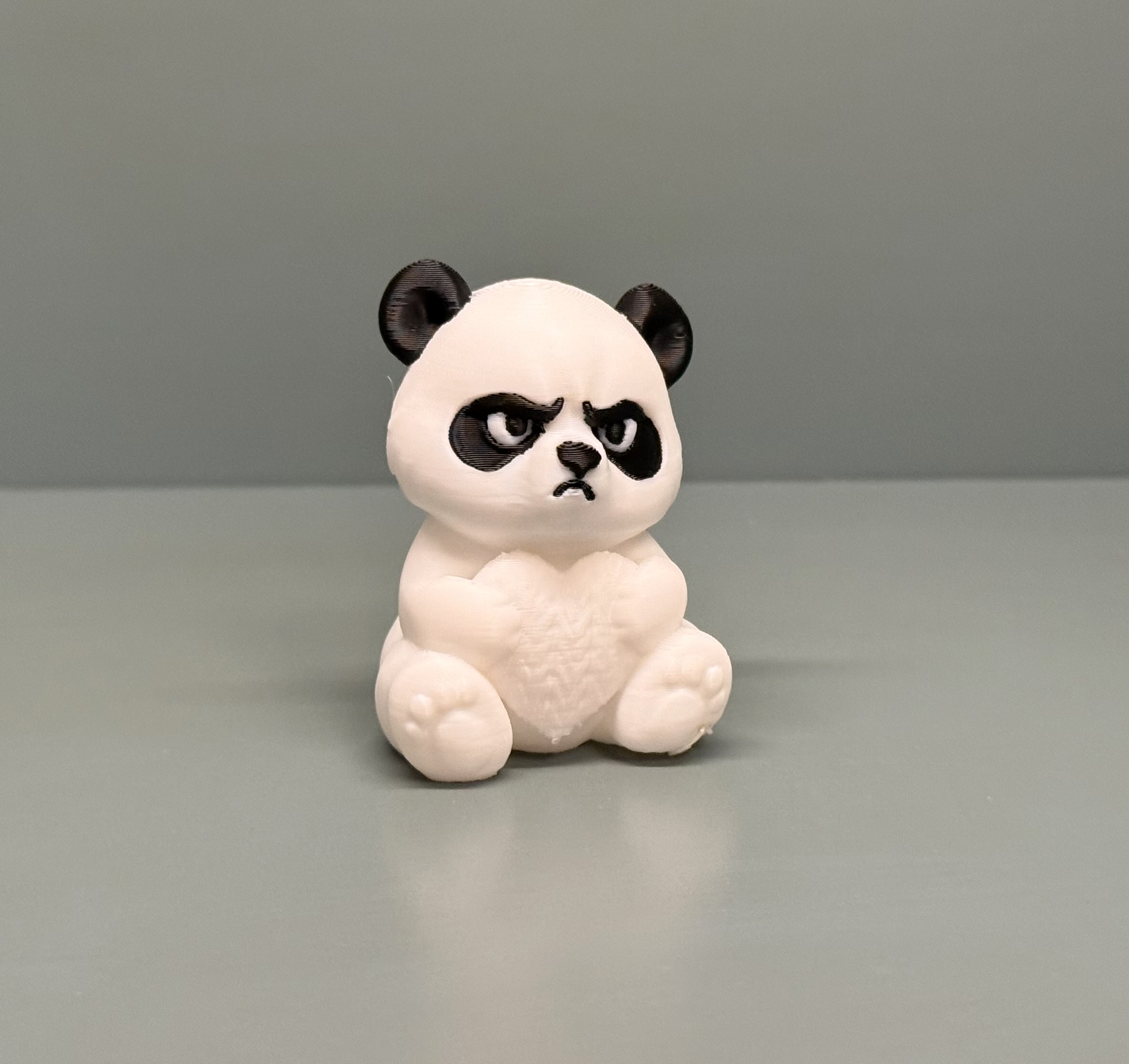 Miniatura 2 do modelo 3D Grumpy Valentine Panda with Knitted Heart 3D Print