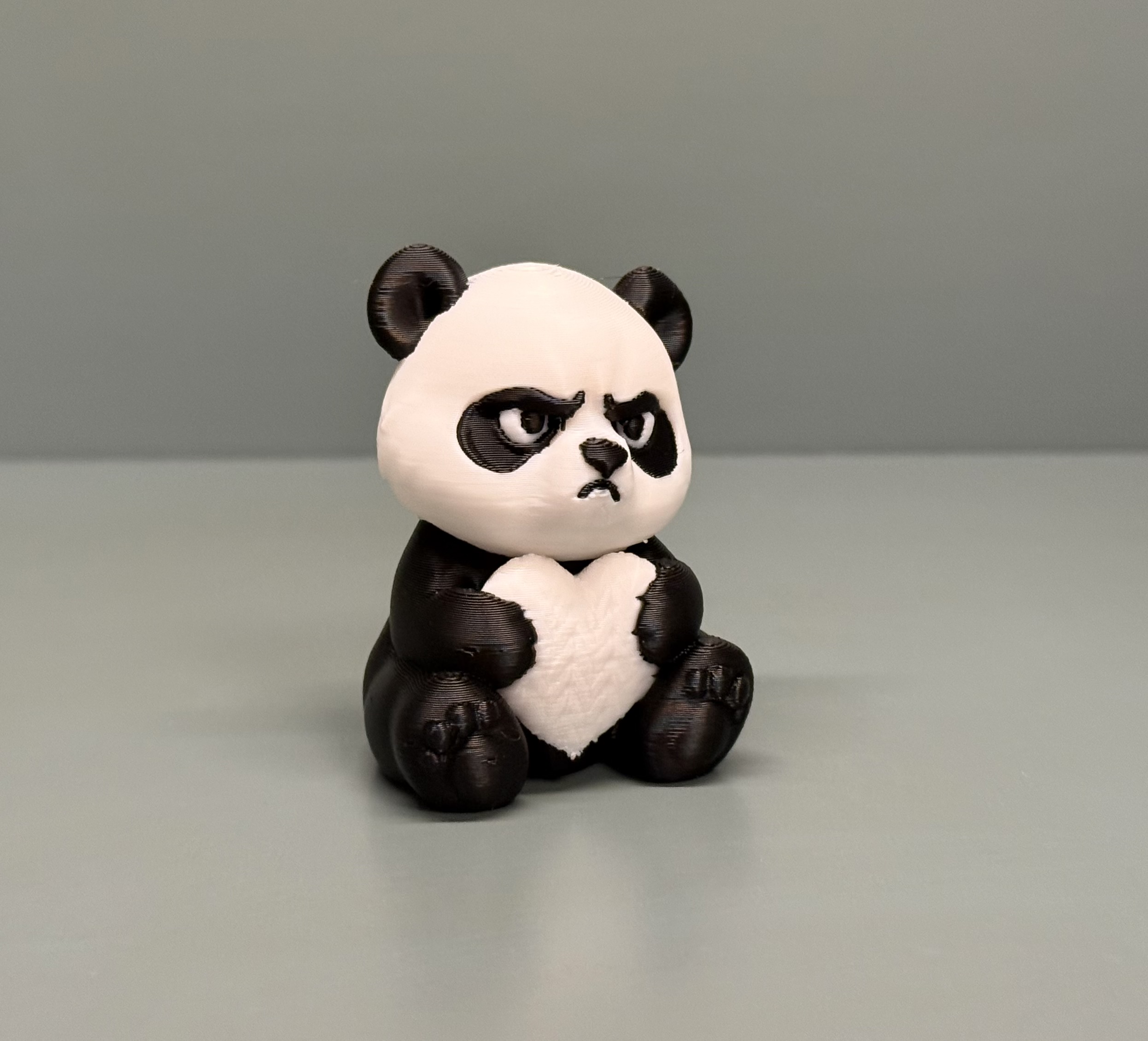 Miniatura 4 do modelo 3D Grumpy Valentine Panda with Knitted Heart 3D Print