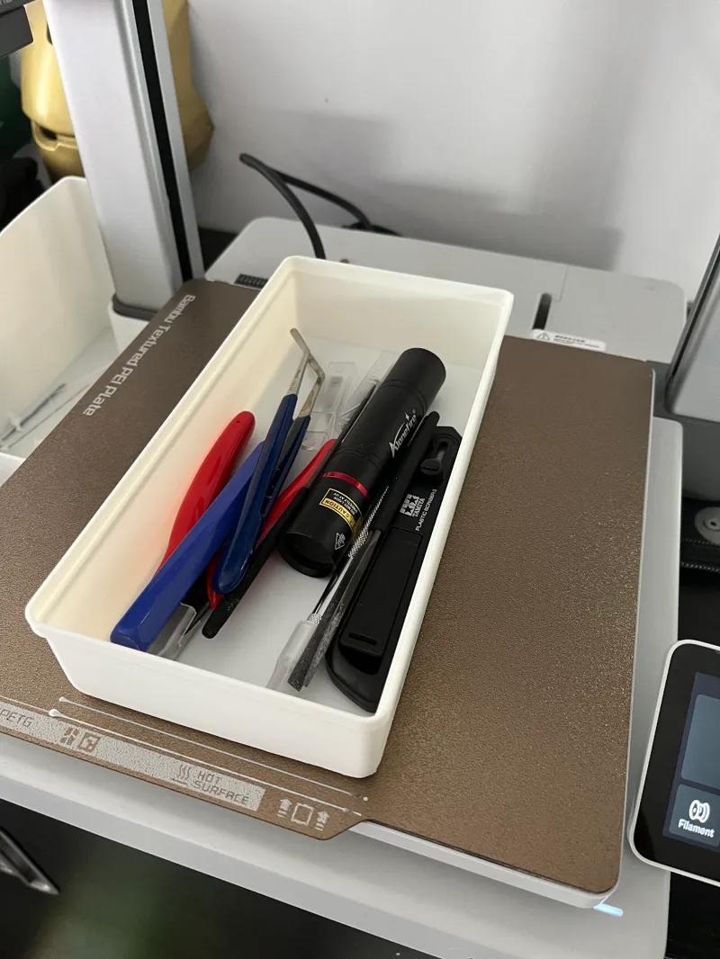 Simple stackable box
