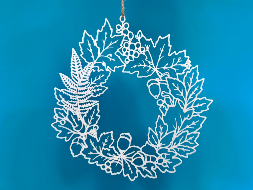 Dije o accesorio de collar: Autumn wreath with leaves and acorns. Referencia del modelo original.