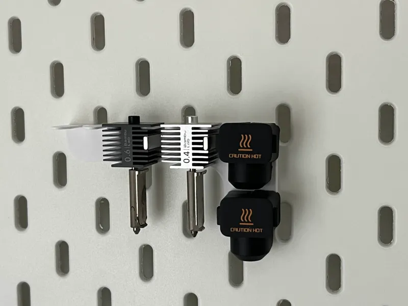 SKADIS nozzle and nozzle-cover holder