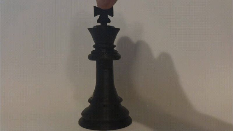 Chess King with "defeat animation" (lockable)