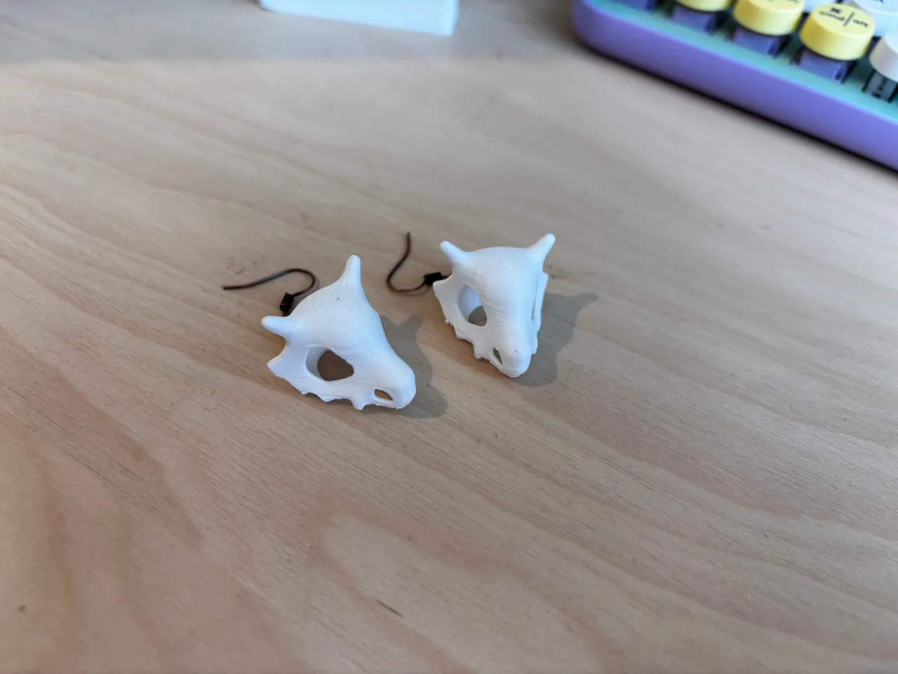 Skull earring Cubone view 4