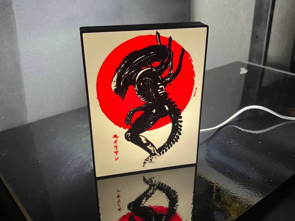 Accesorio de iluminación decorativa: Alien Xenomorfo Alieno Tokyo 3D Japanese Xenomorf. Referencia del modelo original.