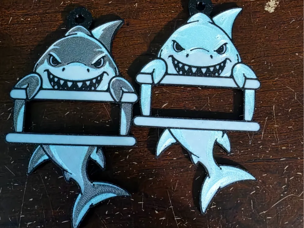 Accesorio para sujetar ligas de cabello: Shark Hair Tie Holder Keychain. Referencia del modelo original.