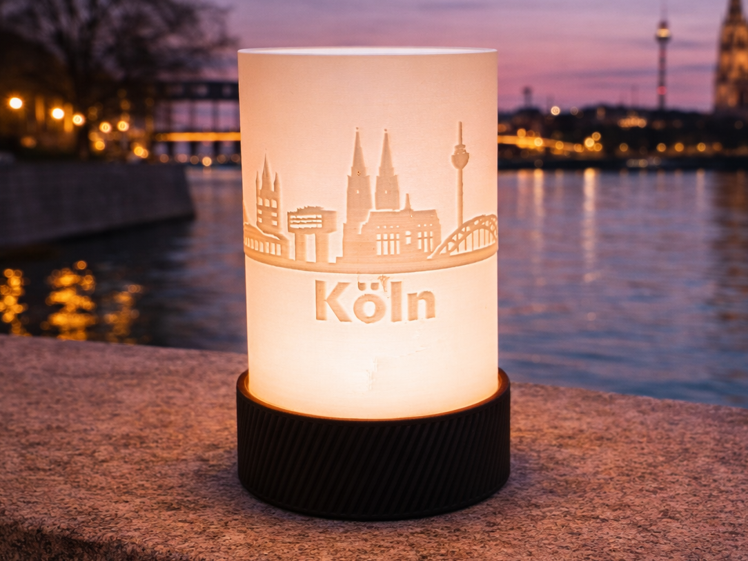 Koeln Skyline Leuchtzylinder voller Stadtliebe