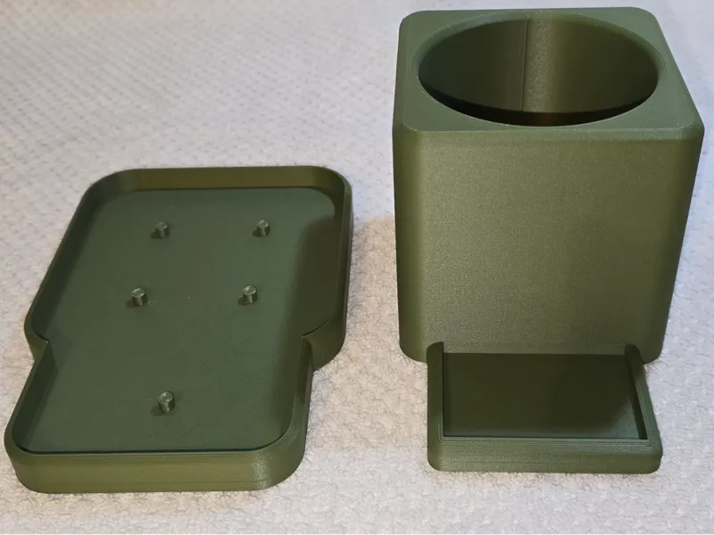 PLANTER WITH SMALL DISPLAY SHELF