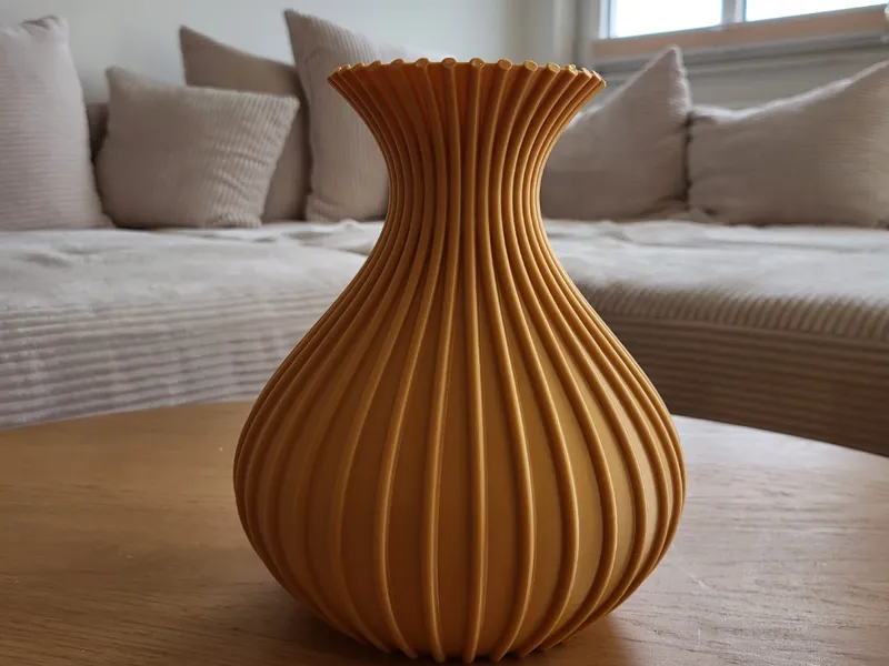 Modern vase / ribbbed structure