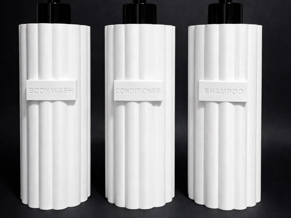 Letrero o emblema decorativo: Bathroom Dispenser Set – Shampoo & Body Wash. Referencia del modelo original.