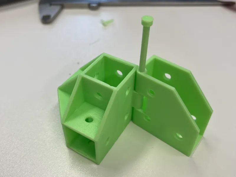 Raccordo a 3 vie per profili 20x20mm con cerniera