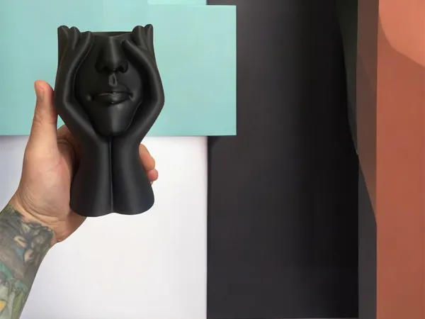 Buste femme porte-pinceaux