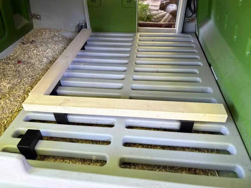 Omlet Perch Holder for Eglu Cube