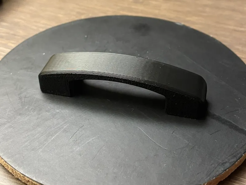 Magnetic cable organizer with round magnets