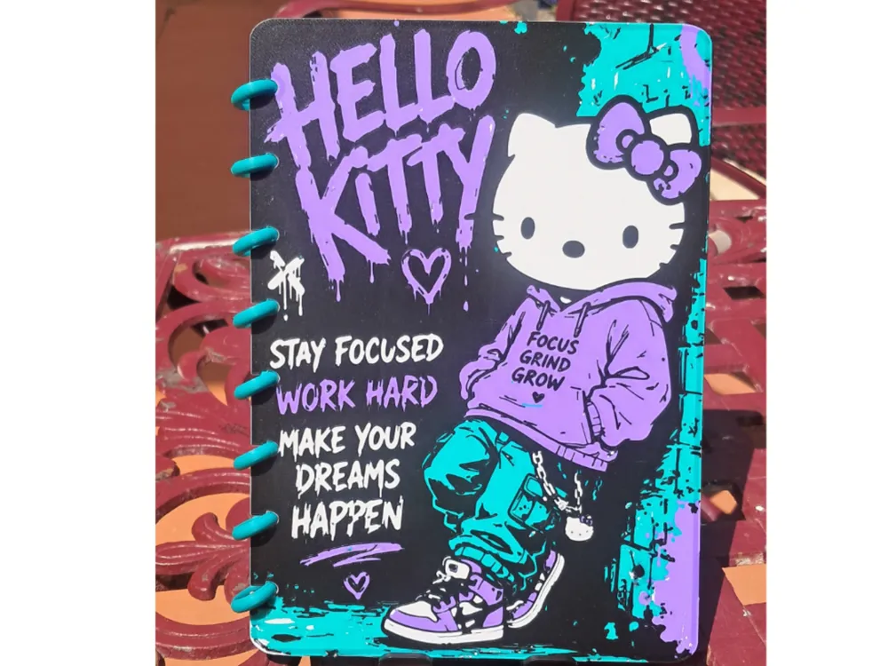Tapa o cubierta: Urban Hello Kitty A5 Notebook Cover. Referencia del modelo original.