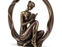 Statuette femme lisant un livre — photo 1