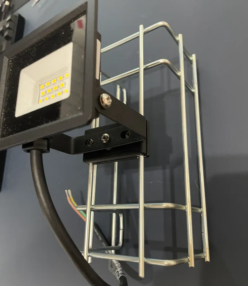 LED Lamp mount to Wibe 70x100 cable tray
