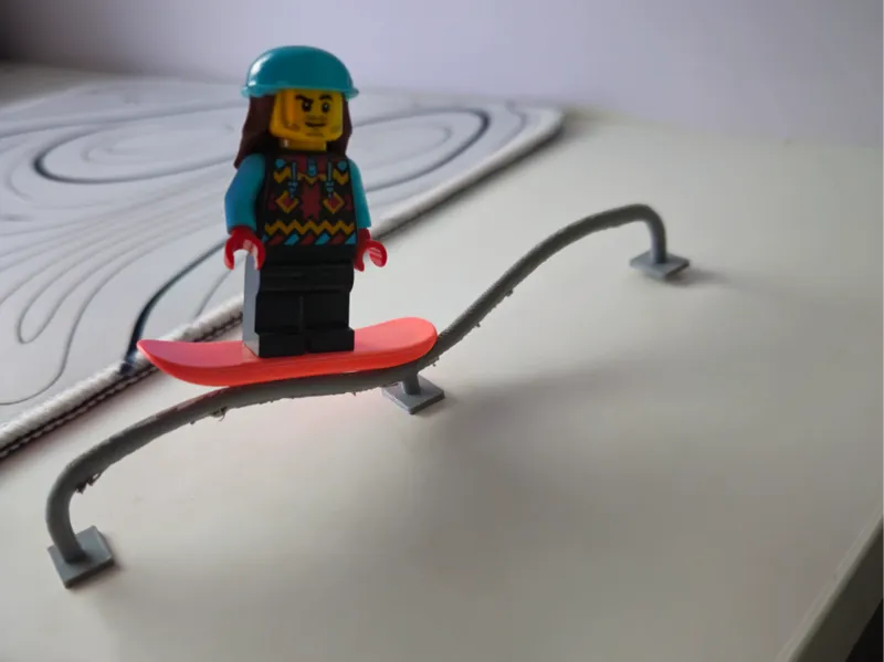 Curvey Snowboard/Ski Rail