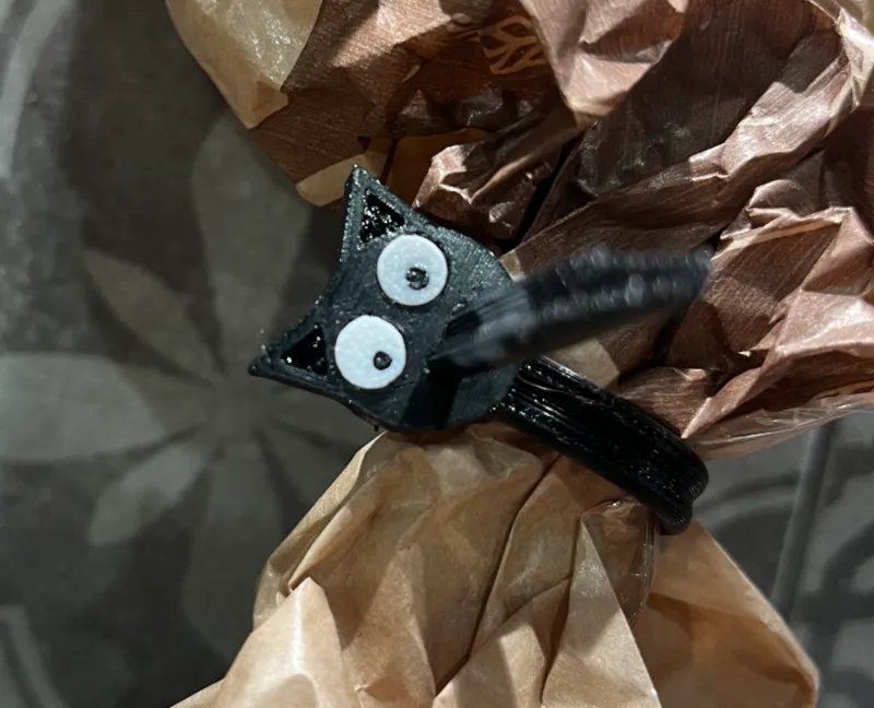 "Cat" bag tie