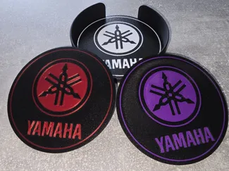 Untersetzer Yamaha-Logo und Schriftzug