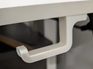 Crochet à visé sous le bureau