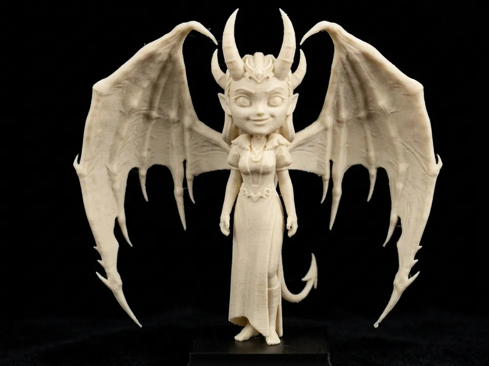 Figura decorativa: Mizora Chibi. Referencia del modelo original.
