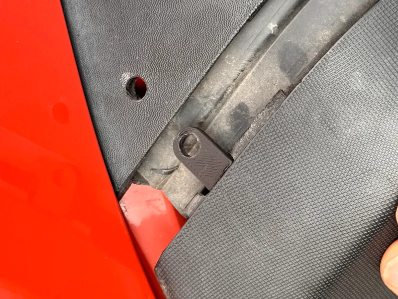 Renault Twizy -obere Befestigung Heckverkleidung 