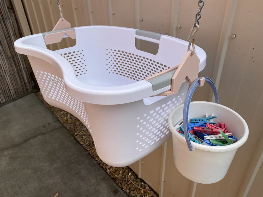 Soporte: Laundry Basket Hanger for Clothesline - Back Saver. Referencia del modelo original.