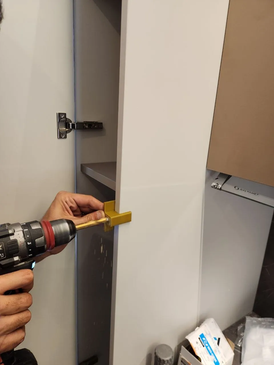 2in1Jig FlushMountDoor installat/PushTopenDrilling view 3