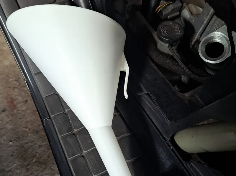 Suzuki Burgman 650 oil funnel.