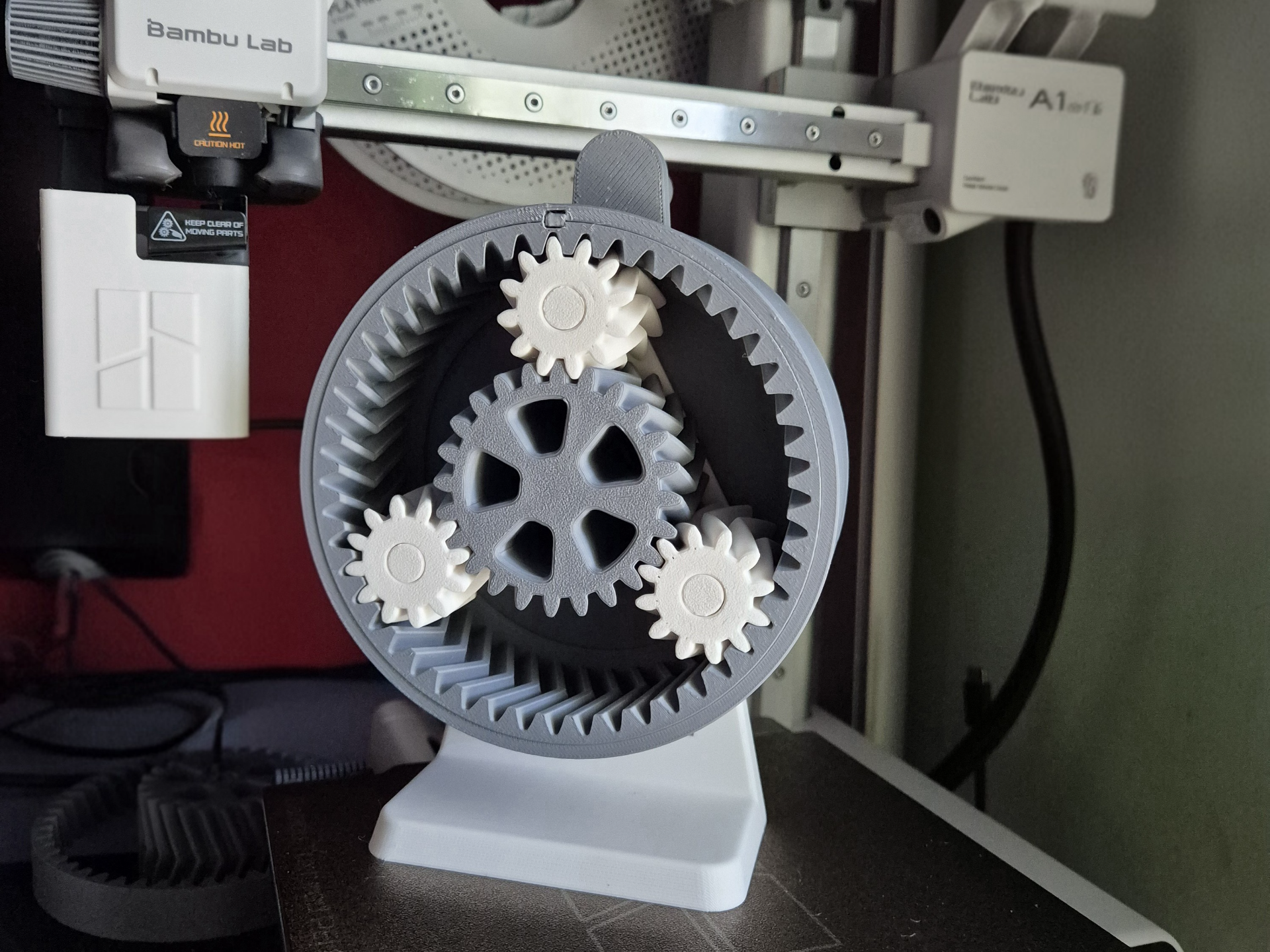 Planetary gear with bihelicall teeth