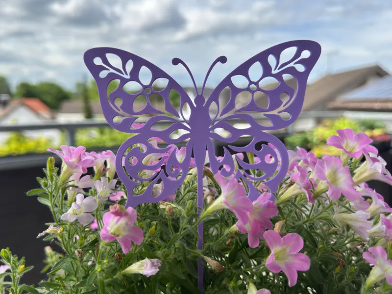 Floraler Schmetterling mit Blumenstecker