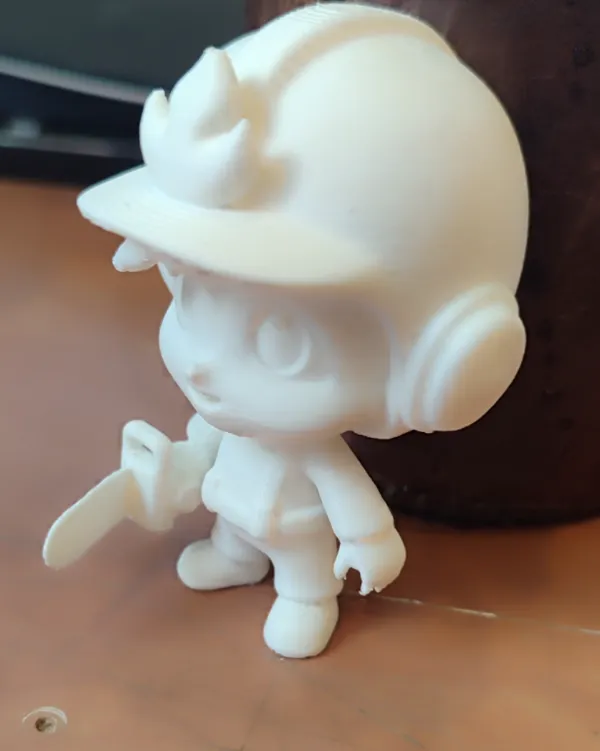 Figurine pompier héros à la tronçonneuse