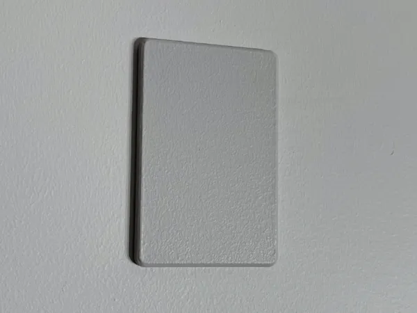 Plaque de cache pour boîtier électrique simple