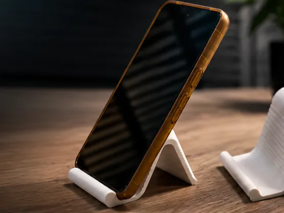 Minimalistischer 3D-gedruckter Smartphone-Ständer