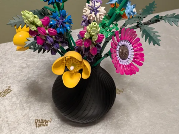 Vase avec insert pour bouquet en briques